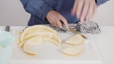 Adım adım. Beyaz kesme tahtasında kaygan altın çiğ taneli kavun.