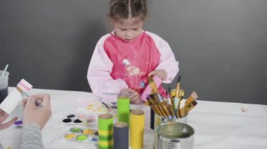 Çocuk kâğıtları. Kağıt hataları yaratmak için boş tuvalet kağıtlarını akrilik boyayla boyamak..