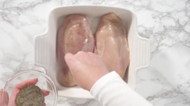 Düz yatıyordu. Adım adım. Fırında pişirmek için tuzlu ve biberli tavuk..