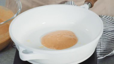 Adım adım. Kızarmış balkabaklı krep kızartma tavasında hamuru..