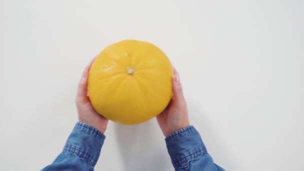Leżeć Płasko Cały Złoty Rosół Melon Białym Tle — Wideo stockowe