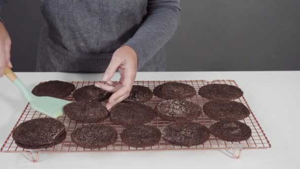 Lépésről Lépésre Frissen Sült Csokis Sütik Hűtése Drótkötéltartón — Stock videók