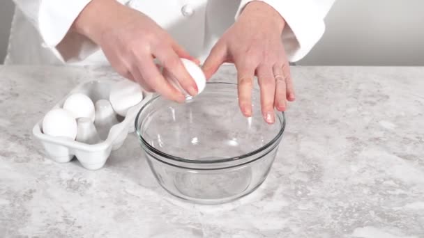 Vista Vicino Mescolare Gli Ingredienti Una Ciotola Vetro Cuocere Torta — Video Stock