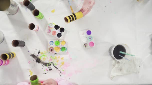 Leżeć Płasko Papierkowa Robota Dla Dzieci Malowanie Pustych Rolek Papieru — Wideo stockowe