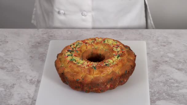 Tworzenie Otworów Wypełniania Maślanki Funfettti Bundt Cake — Wideo stockowe