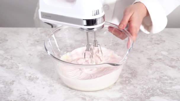 Mieszanie Różowym Żywności Barwiących Lukier Waniliowy Dekoracji Funfettti Bundt Ciasto — Wideo stockowe