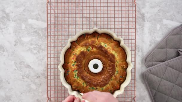 Плоский Лежал Удаление Свежеиспеченного Funfettti Bundt Торт Сковороды Торт — стоковое видео