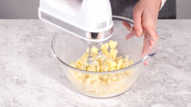 Adım adım. Kırmızı kadife kek hazırlamak için karıştırma kabındaki malzemeleri karıştırıyorum..