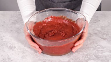 Adım adım. Kırmızı kadife kek hazırlamak için karıştırma kabındaki malzemeleri karıştırıyorum..