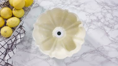 Adım adım. Düz yatıyordu. Boş fırın tavası limonlu kek pişirmeye hazır..