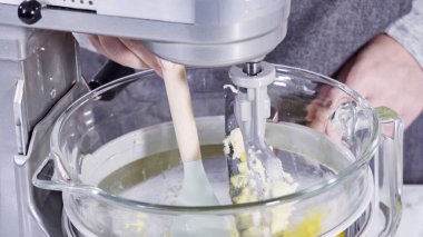 Adım adım. Limonlu kek için hamura malzemeleri karıştırıyorum..