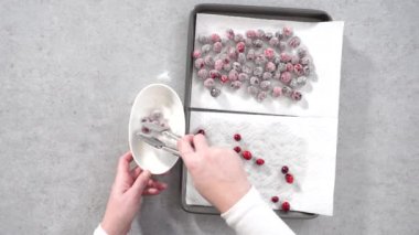 Düz yatıyordu. Adım adım. Yaban mersinlerini organik yaban mersinleri ve beyaz şekerle hazırlıyorum..