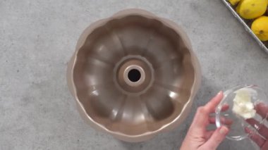 Düz yatıyordu. Adım adım. Limonlu kek pişirmek için yağlı kek tepsisi..