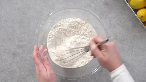 Düz Yatıyordu Adım Adım Limonlu Kek Hazırlamak Için Karıştırma Kabının — Stok video