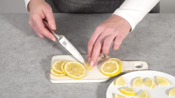 Schritt Für Schritt Bio Zitronenkeile Auf Weißem Teller Schneiden — Stockvideo