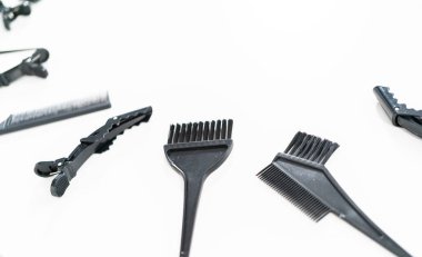 Beyaz arka planda saç rengi ölen plastik fırçalar.
