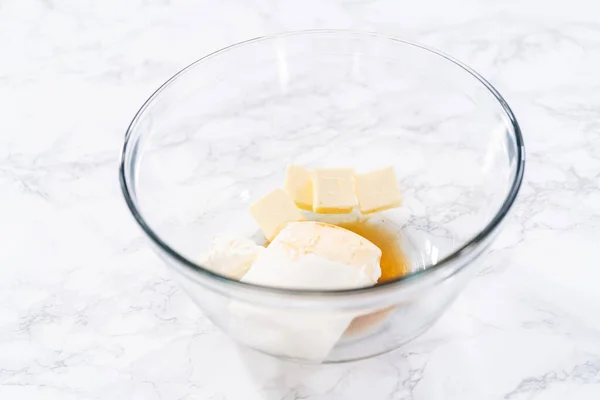 Zutaten Einer Großen Glasschüssel Mischen Frischkäse Zuckerguss Vorzubereiten — Stockfoto