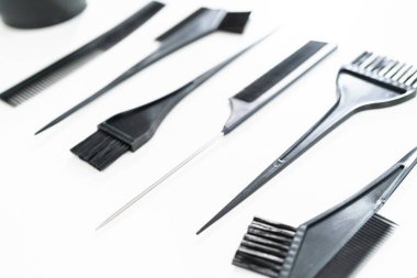 Beyaz arka planda saç rengi ölen plastik fırçalar.