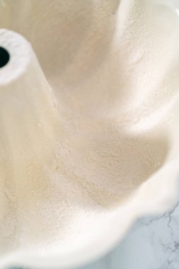 Balkabaklı kek pişirmek için yağlı çörek tepsisi.