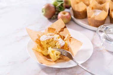 Taze pişmiş elmalı, pudra şekerli, Sharlotka çöreği yemek..