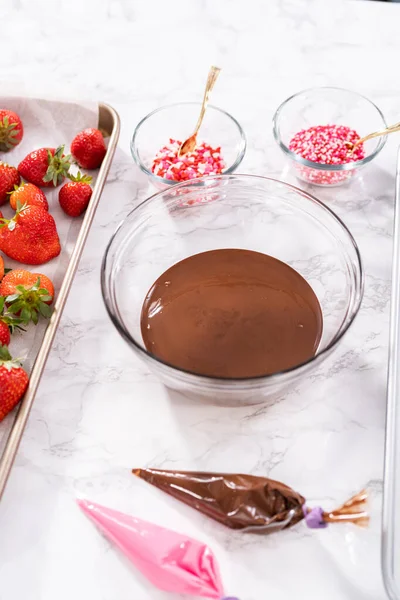 Immergere Fragole Nel Cioccolato Fuso Preparare Fragole Ricoperte Cioccolato — Foto Stock