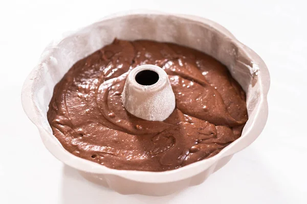 金属製の束ケーキパンでチョコレートケーキの打者を焼く準備ができて — ストック写真