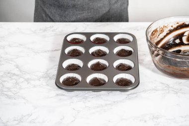 Kek hamuru ile kek hamuru kepçesiyle kek kalıplarına kakalamak naneli kek pişirmek için..