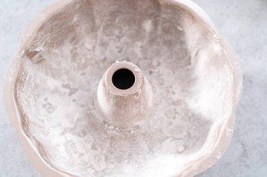 Limonlu kek pişirmek için yağlı kek tepsisi..