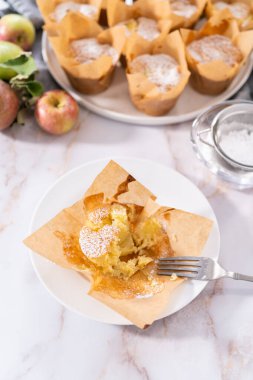 Taze pişmiş elmalı, pudra şekerli, Sharlotka çöreği yemek..