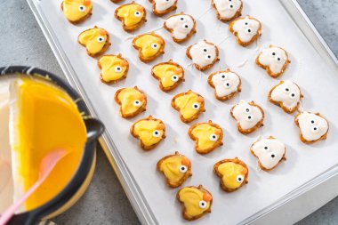 Çikolata kaplı kraker tavşanları ve beyaz ve sarı çikolatalı ördek yavruları hazırlanıyor..