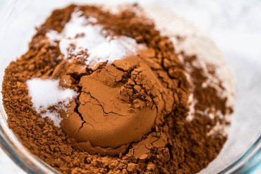 Kuru malzemeleri büyük bir bardakta karıştırıp sevgililer günü için çikolatalı kurabiyelerle çikolatalı kalpleri karıştırıyorum..