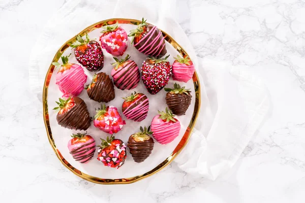 Gourmet Erdbeeren Mit Schokolade Überzogen Dekoriert Mit Schokolade Nieselregen Und — Stockfoto