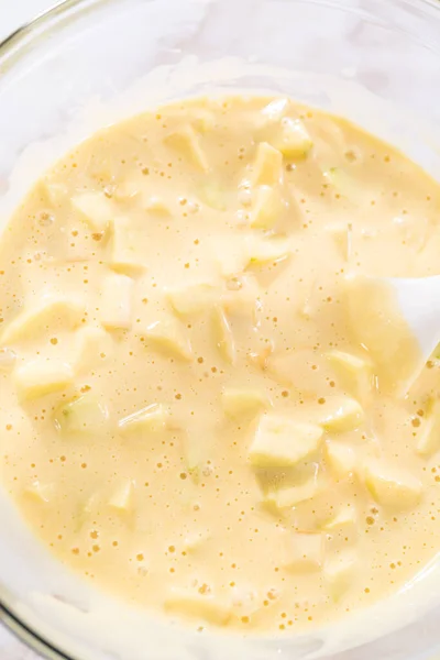 Míchání Ingrediencí Velké Skleněné Mísy Pečení Jablečného Muffinu Šarlotka — Stock fotografie