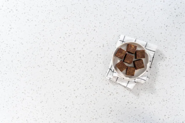 Deitado Pedaços Chocolate Caseiro Manteiga Amendoim Uma Placa Cerâmica Branca — Fotografia de Stock