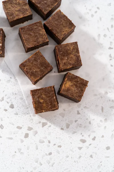 Pedaços Chocolate Caseiro Manteiga Amendoim Balcão Cozinha — Fotografia de Stock