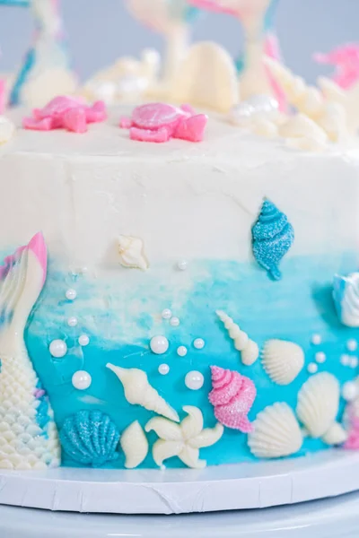 Sellő Témájú Rétegű Vanília Torta Csokoládé Sellő Farokkal Kagylókkal Díszítve — Stock Fotó