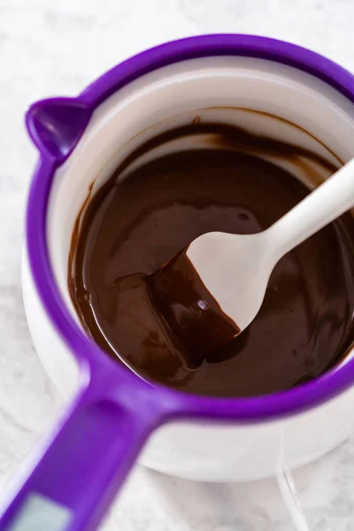 Csokidarabok Olvasztása Egy Cukorkás Olvasztótégelyben Hogy Csokoládé Szitálás Banánsütihez Jusson — Stock Fotó