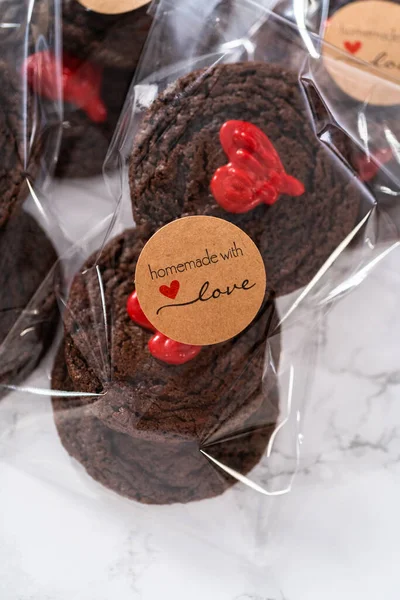 情人节巧克力心形饼干 装在塑料礼品袋中包装 — 图库照片