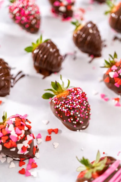 Decorating Chocolate Covered Strawberries Chocolate Drizzles Sprinkles — Stock Photo, Image