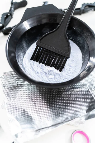 Tintura Capelli Polvere Una Ciotola Plastica Nera Sfondo Bianco — Foto Stock