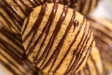 Beyaz seramik tabakta çikolatalı taze muzlu kurabiyeler..