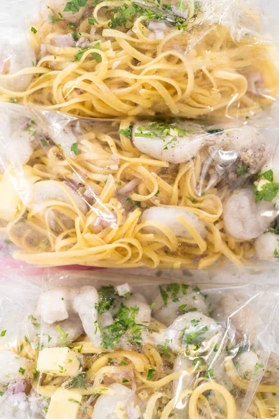 Verpackung Hausgemachte Gefrorene Shrimp Scampi Mehl Prep Wiederverschließbare Plastiktüten — Stockfoto