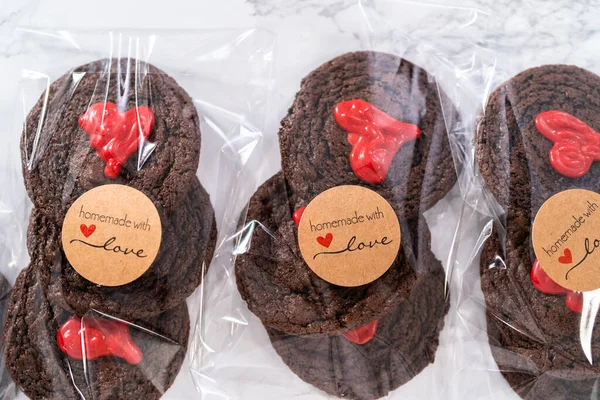 チョコレートクッキーとバレンタインデー用チョコレートハートプラスチックギフトバッグに詰め — ストック写真
