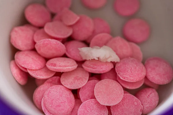 Rózsaszín Csokidarabok Olvasztása Egy Cukorkás Olvasztótégelyben Hogy Csokiíjat Készítsenek Panda — Stock Fotó