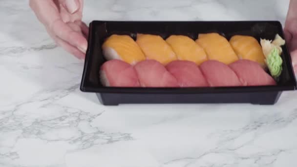 Zapakowane Sushi Plastikową Tacę — Wideo stockowe
