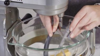 Adım adım. Limonlu kek için hamura malzemeleri karıştırıyorum..