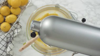 Adım adım. Düz yatıyordu. Limonlu kek için hamura malzemeleri karıştırıyorum..