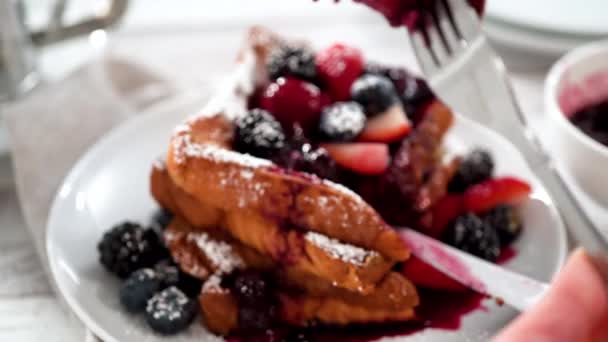 吃新鲜的法式吐司 用混合浆果 椰子汁和糖粉装饰 — 图库视频影像