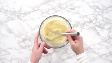 Düz yatıyordu. Adım adım. Mini krep gevreğinin malzemelerini karıştırıyorum..