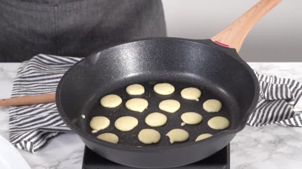 一步一步 在一个不粘的煎锅里煎小煎饼麦片 — 图库视频影像